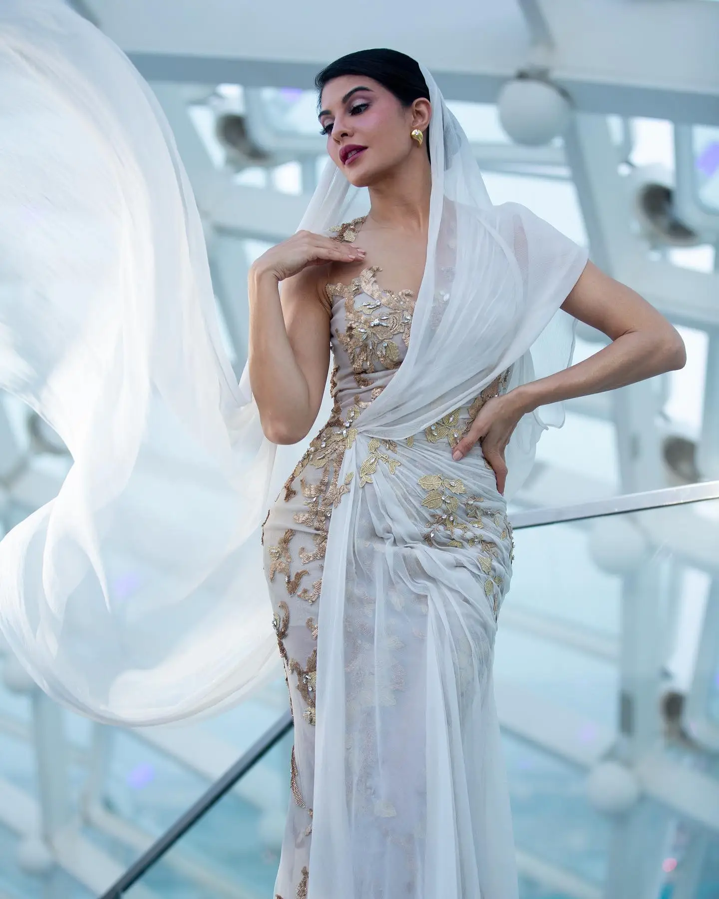 JACQUELINE FERNANDEZ MESMERIZING LOOKS IN BEAUTIFUL WHITE GOWN 4